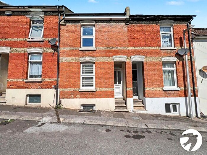 5 Bedroom Terraced House For Sale In Otway Street, Chatham, Kent, ME4