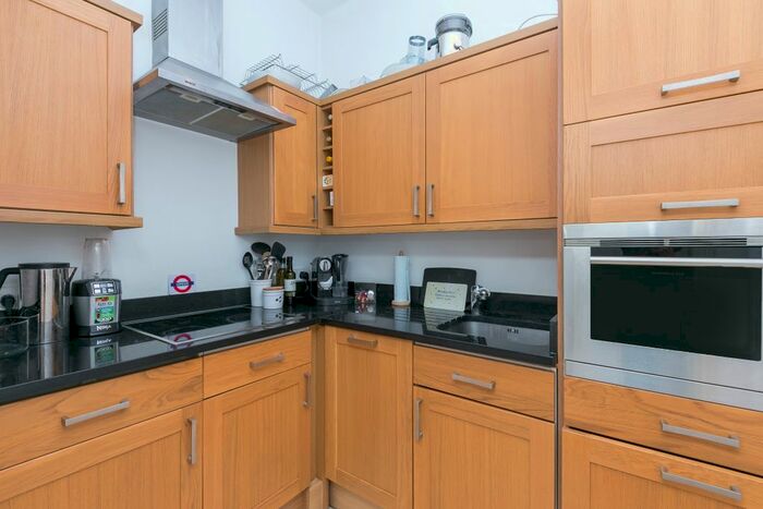 2 Bedroom Flat To Rent In Trevanion Road, London, W14