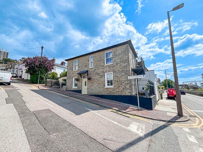 4 Bedroom Semi-Detached House To Rent In New Road, Leigh-On-Sea, Essex, - Council Tax Included In Rent, SS9