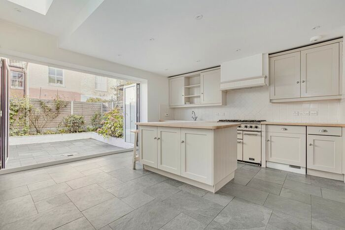 5 Bedroom Flat To Rent In Allestree Road, Munster Village, SW6