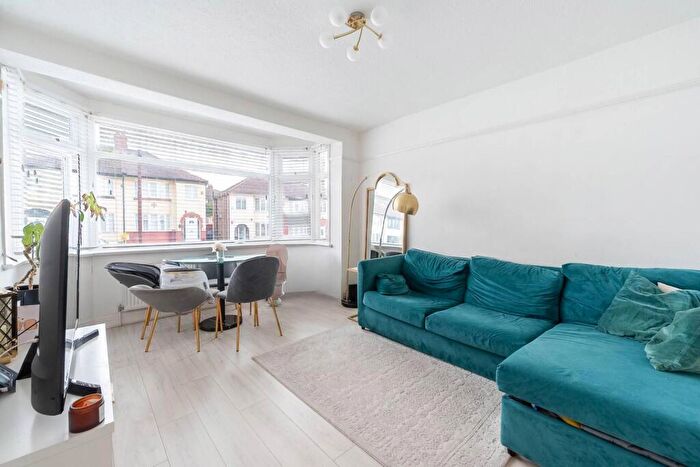 1 Bedroom Maisonette To Rent In Grove Crescent, Colindale, London, NW9