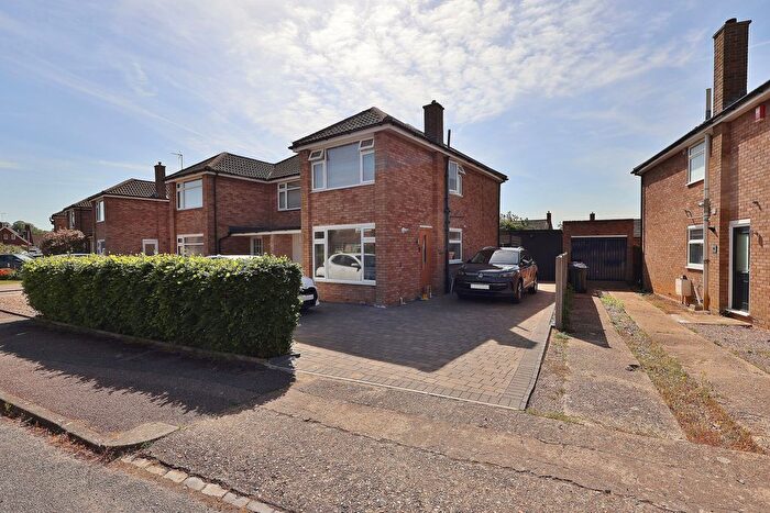 3 Bedroom Semi-Detached House For Sale In Grovelands Avenue, Hitchin, SG4