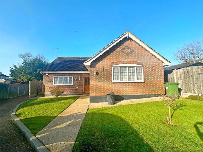 3 Bedroom Detached Bungalow For Sale In White Gates, Hornchurch, RM12