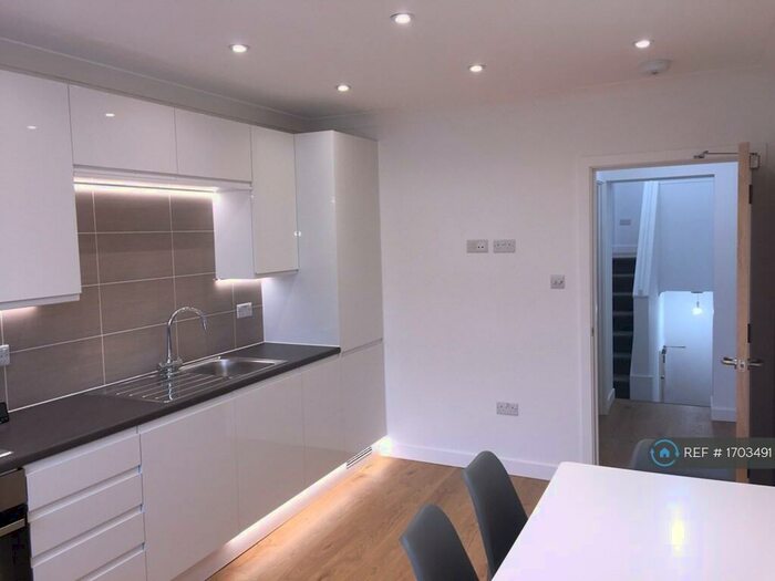 3 Bedroom Flat To Rent In Camden, London, N7