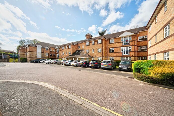1 Bedroom Flat For Sale In Barons Court, Earls Meade, Luton, Bedfordshire, LU2