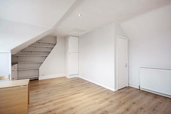 Studio To Rent In Cranwich Road, Stamford Hill, London, N16