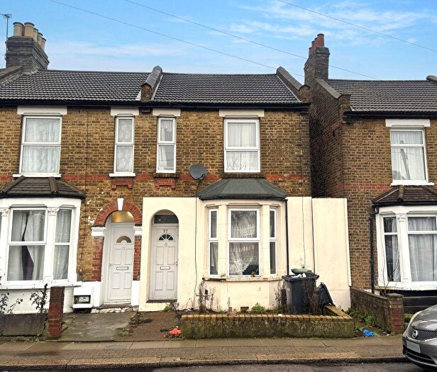 3 Bedroom End Of Terrace House For Sale In Brettenham Road, Edmonton, N18