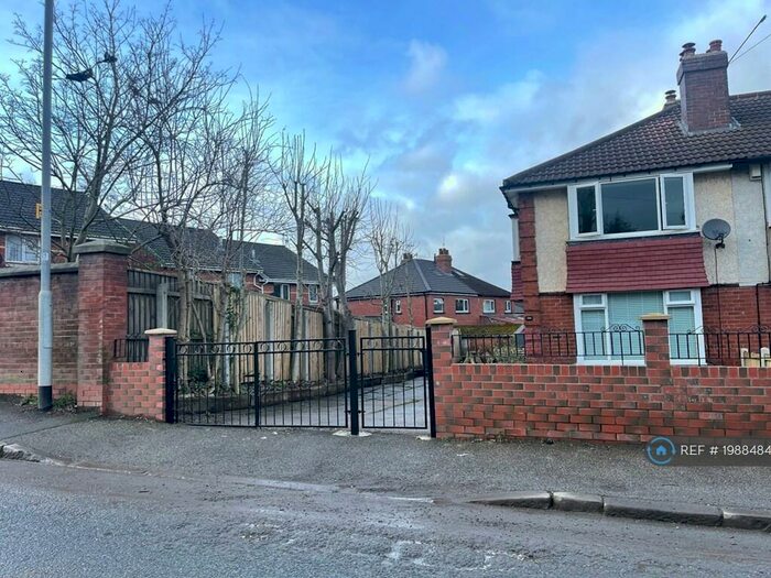 3 Bedroom Semi-Detached House To Rent In Whitehall Road, Leeds, LS12