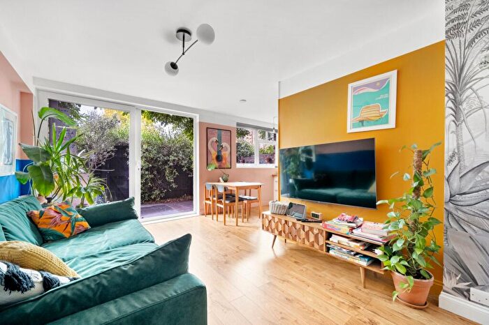 3 Bedroom Flat To Rent In Dorset Court, Hertford Road, N1