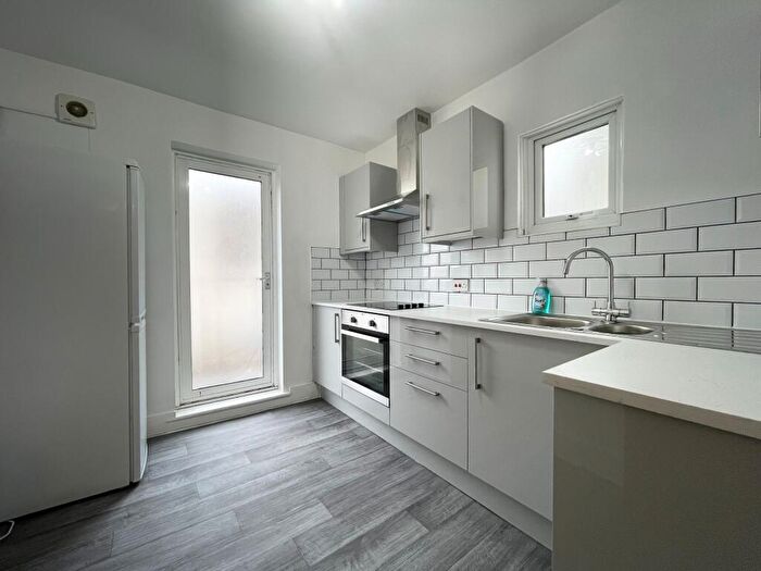 3 Bedroom Flat To Rent In York Road -, P11