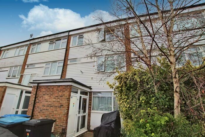 Flat To Rent In Essex Close (), House Share, Addlestone., KT15