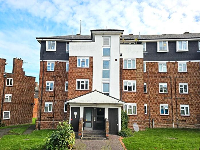 2 Bedroom Apartment To Rent In Cleveland House, London, N2