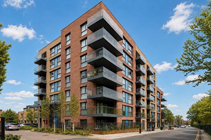 2 Bedroom Flat For Sale In Copley Close, Hanwell, W7