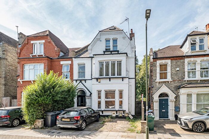 2 Bedroom Flat For Sale In Station Road, London, N3