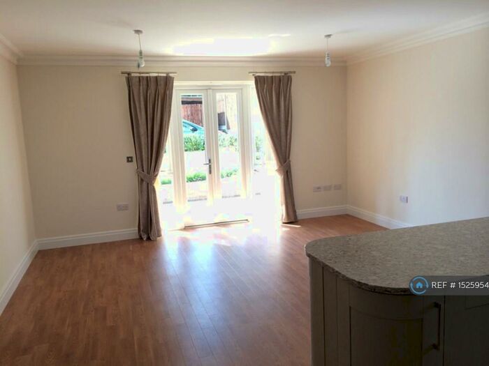 2 Bedroom Flat To Rent In Cedar House, Purley, CR8