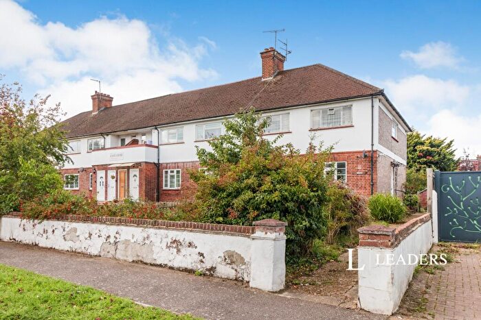 2 Bedroom Flat To Rent In Clive Court, Oakleigh Avenue, KT6