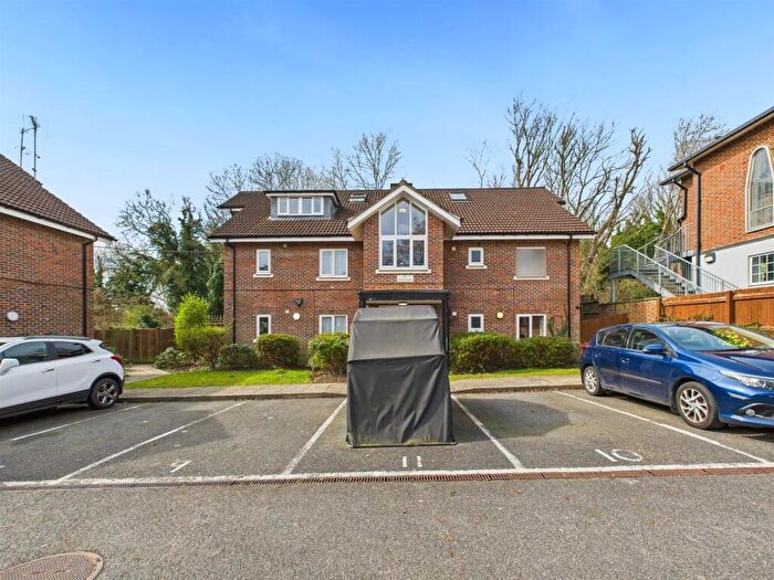 1 Bedroom Flat For Sale In Whitethorn Avenue, Coulsdon, CR5