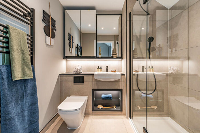3 Bedroom Town House For Sale In North Gate Park, London, N15