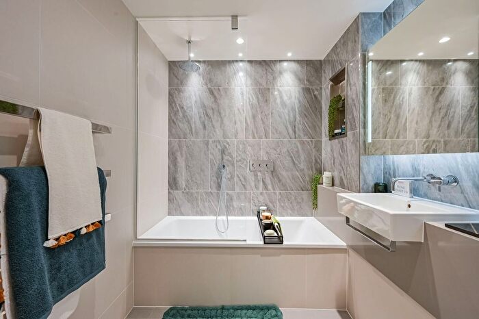 1 Bedroom Flat For Sale In South Quay Plaza, Canary Wharf, E14