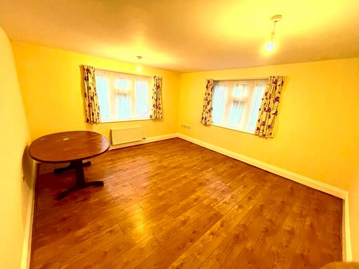 2 Bedroom Flat To Rent In Avenue Road, Oakwood, London N14
