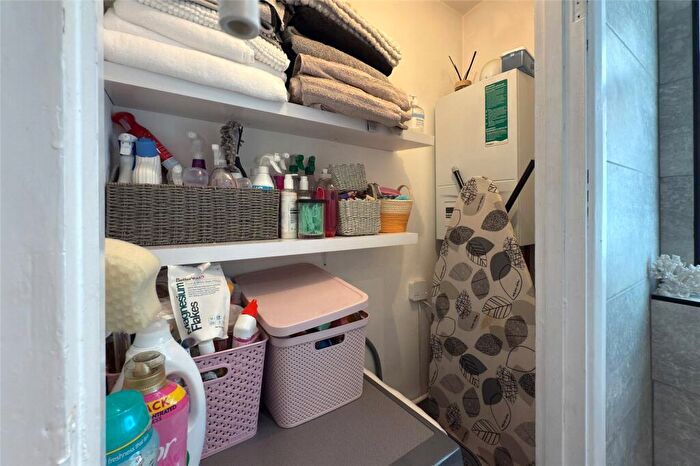 2 Bedroom Apartment For Sale In The Beeches, Park Street, St. Albans, Hertfordshire, AL2