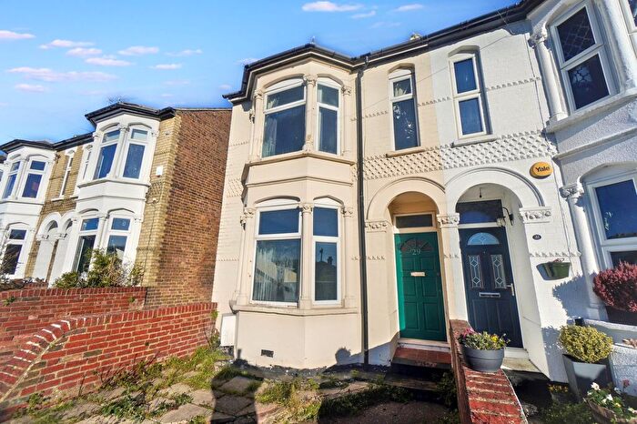 3 Bedroom End Terrace House For Sale In Queens Road, High Wycombe, HP13