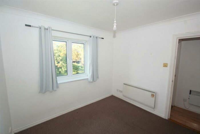 2 Bedroom Flat To Rent In Vicarage Square, Grays, RM17