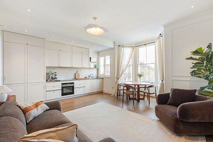 2 Bedroom Flat For Sale In Chislehurst Road, Richmond Hill, TW10