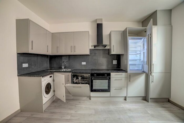 2 Bedroom Flat To Rent In Bedroom Property In Ravenscliffe Avenue, Bradford, BD10