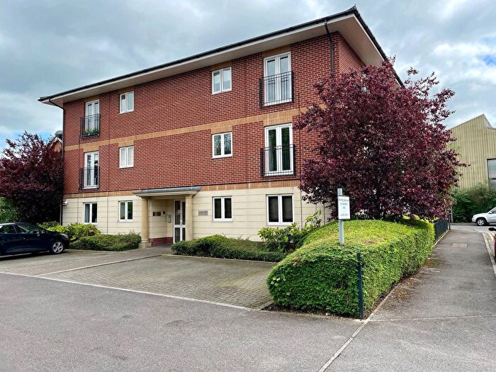 2 Bedroom Flat To Rent In Laundry Court, Newbury, RG14