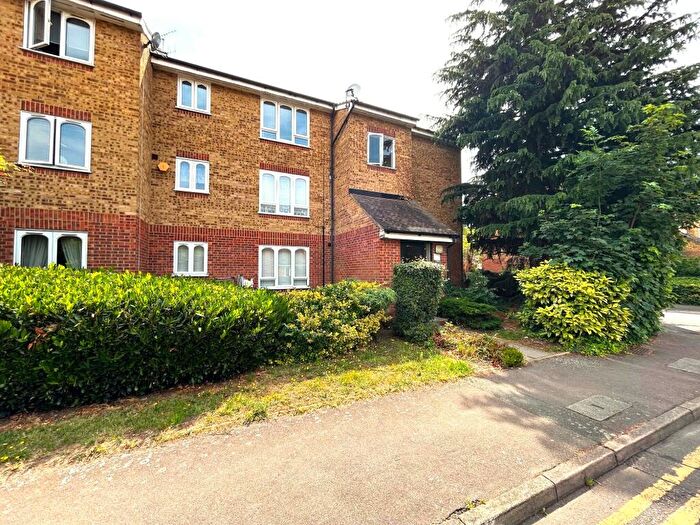 Studio To Rent In Frazer Close, Romford, RM1