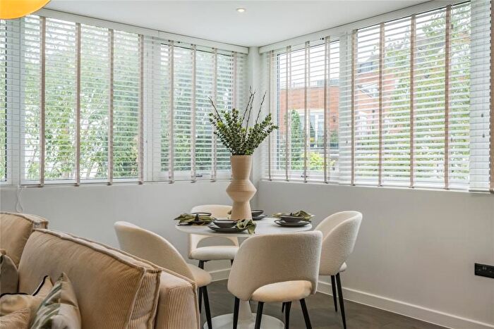 1 Bedroom Flat To Rent In West Byfleet, Surrey, KT14