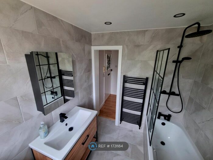 2 Bedroom Flat To Rent In Roupell Road, London, SW2