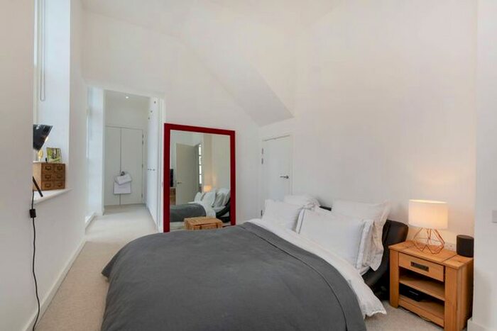 1 Bedroom Flat To Rent In Marion Court, Clapham North, London SW4