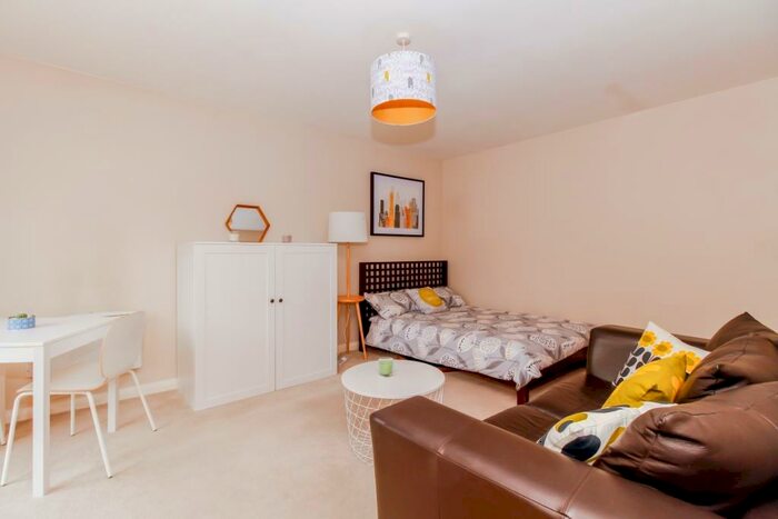 Apartment To Rent In Park Avenue, Kidlington, OX5