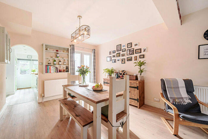 3 Bedroom Terraced House For Sale In Boundary Road, Woking, GU21