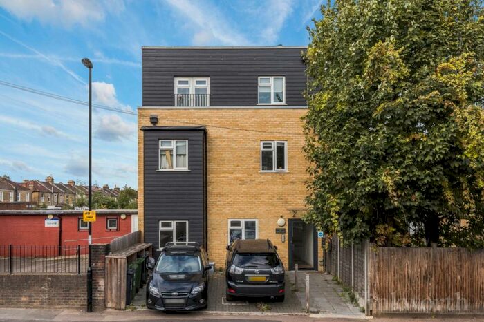 3 Bedroom Apartment To Rent In Engleheart Road, London, SE6