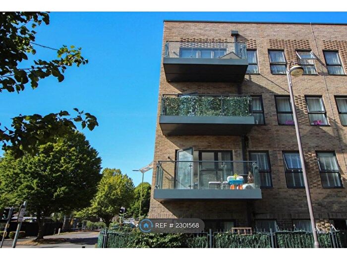 2 Bedroom Flat To Rent In Oxhey Drive, Watford, WD19