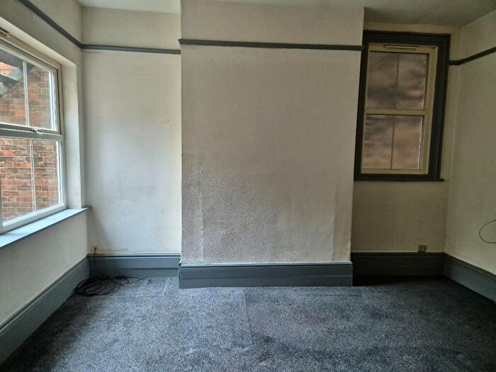 3 Bedroom Flat To Rent In Warwick Avenue, Bedford, Bedfordshire, MK40