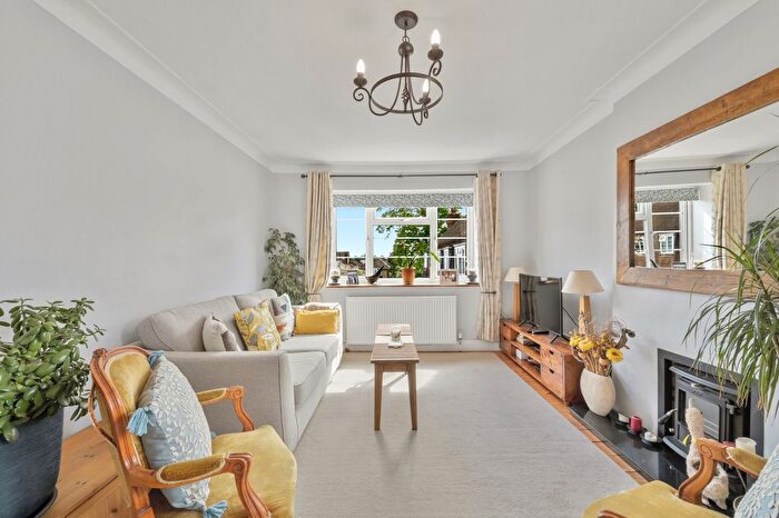 1 Bedroom Flat For Sale In Warwick Court, Hook Road, Surbiton, KT6