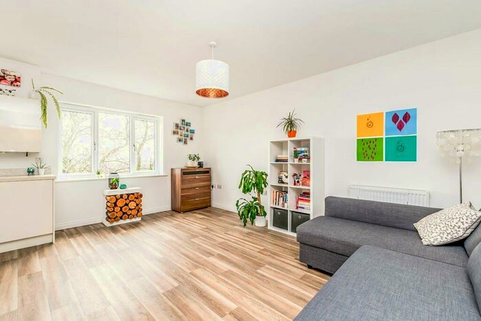 2 Bedroom Apartment To Rent In Holly Way, Leeds, West Yorkshire, LS14