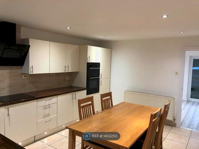 3 Bedroom Terraced House To Rent In Hallam Moor, Swindon, SN3