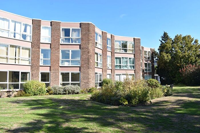 2 Bedroom Flat To Rent In Parkside Court, Weybridge, KT13