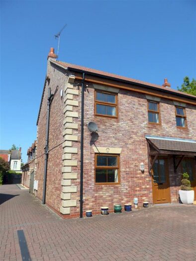 3 Bedroom Semi-Detached House To Rent In Cardinal Walk, Hessle, HU13
