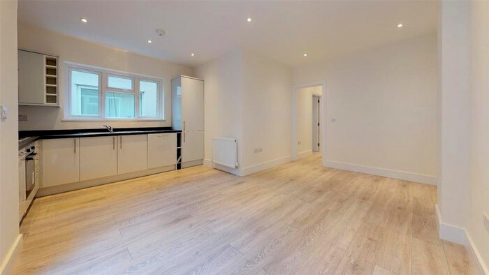 2 Bedroom Flat To Rent In Avondale Road, South Croydon, Surrey, CR2