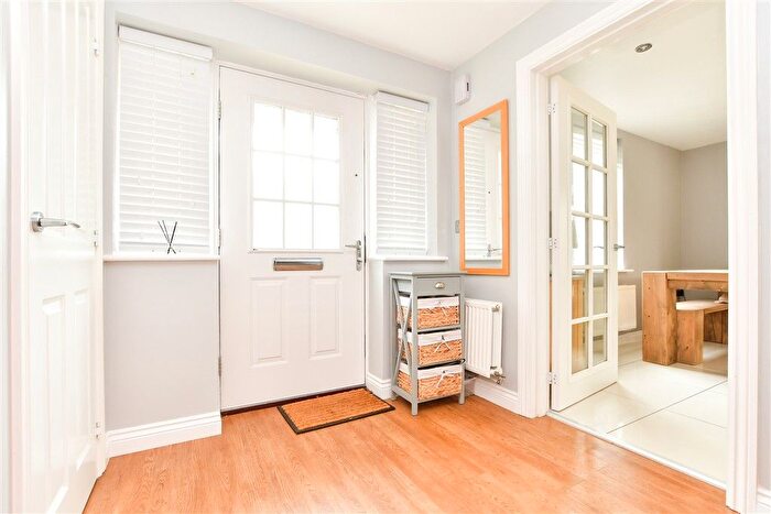 4 Bedroom Link Detached House For Sale In Woodman Way, Horley, Surrey, RH6