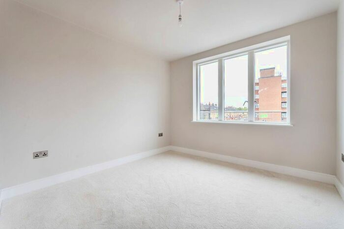 2 Bedroom Flat To Rent In Walworth Road, Elephant And Castle, London, SE17
