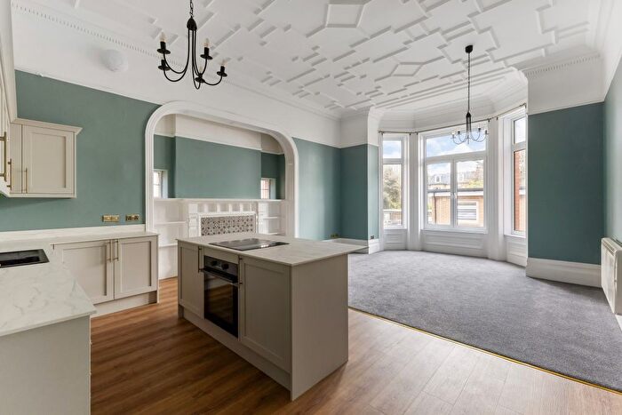 2 Bedroom Flat To Rent In The Drive, Hove, BN3