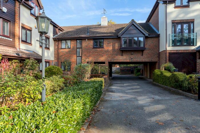2 Bedroom Flat To Rent In Fairholme Gardens, Farnham, Surrey, GU9