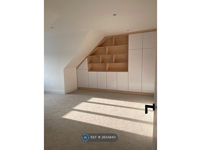 2 Bedroom Flat To Rent In Emanuel Avenue, London, W3